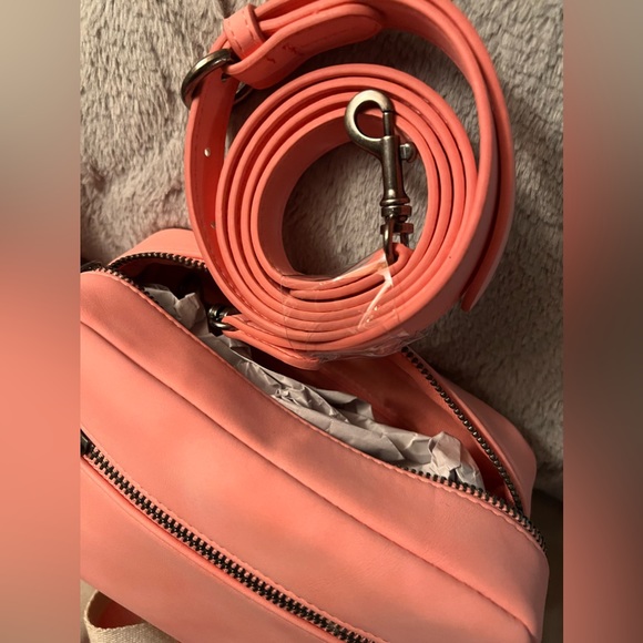 Pink Camera bag style crossbody bag - Picture 5 of 7